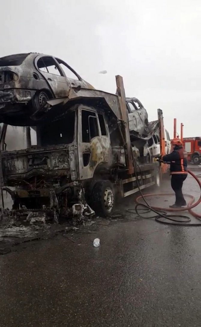 TEM’de tır ve taşıdığı 4 araç küle döndü