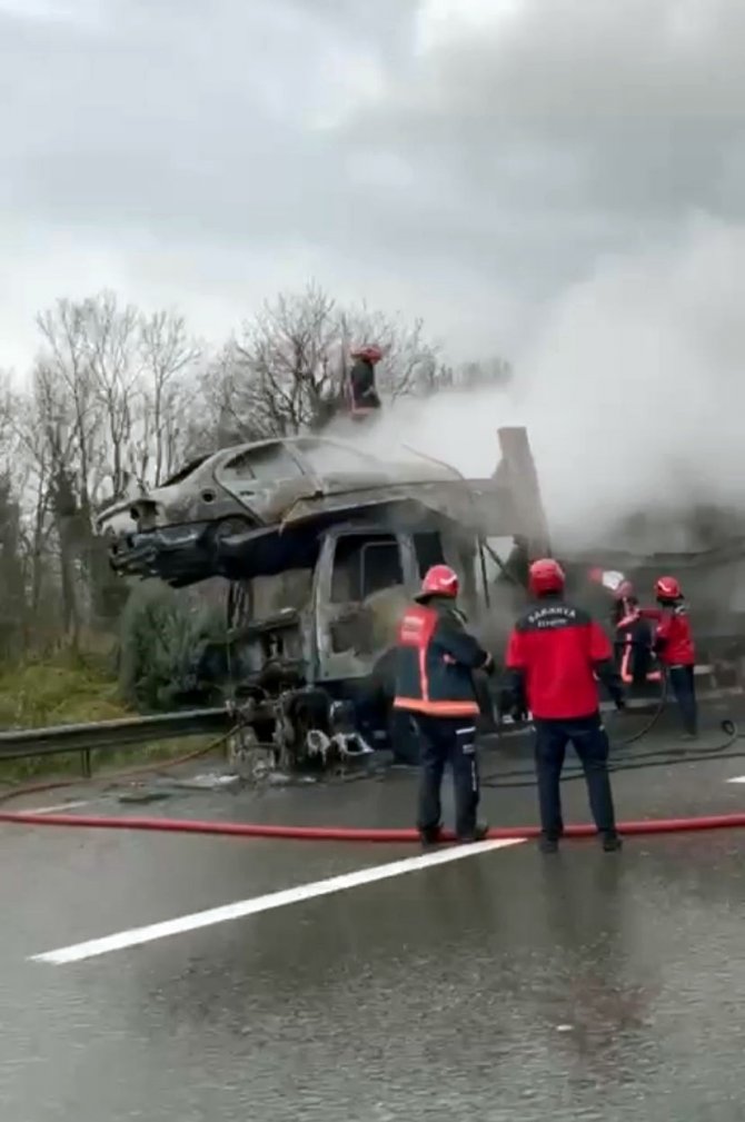 TEM’de tır ve taşıdığı 4 araç küle döndü