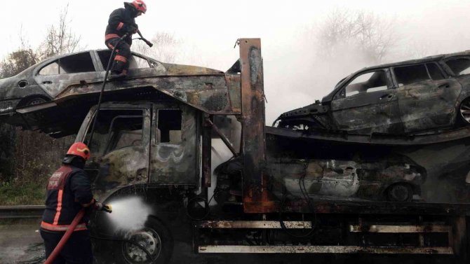 TEM’de tır ve taşıdığı 4 araç küle döndü