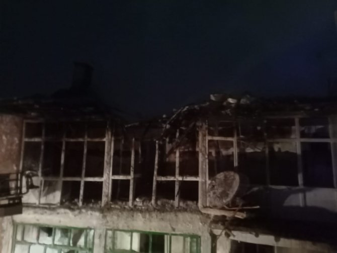 Yangına giden itfaiye aracı kardan dolayı yolda mahsur kaldı