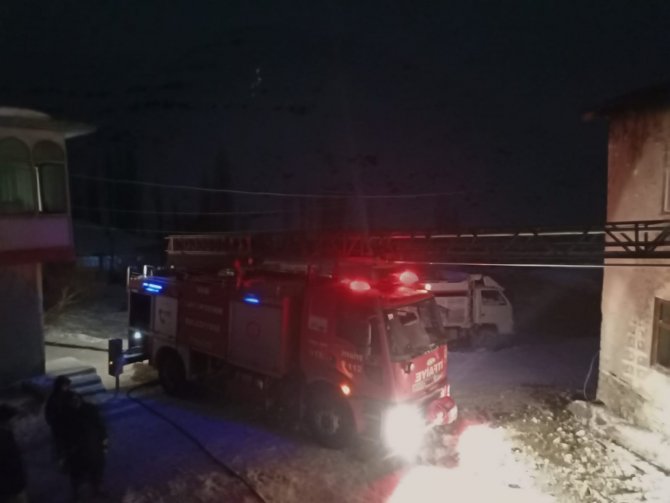 Yangına giden itfaiye aracı kardan dolayı yolda mahsur kaldı
