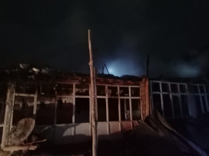 Yangına giden itfaiye aracı kardan dolayı yolda mahsur kaldı