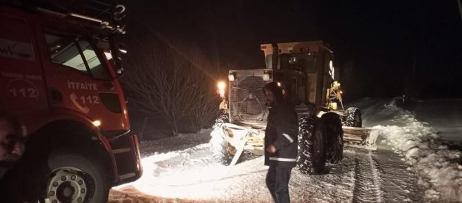Yangına giden itfaiye aracı kardan dolayı yolda mahsur kaldı