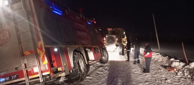 Yangına giden itfaiye aracı kardan dolayı yolda mahsur kaldı