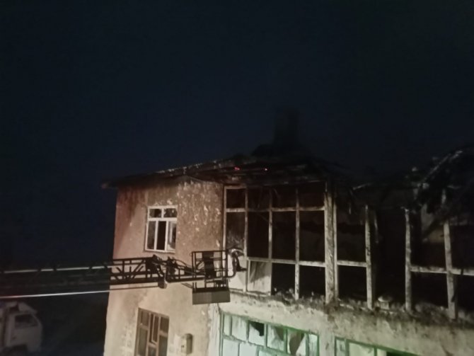 Yangına giden itfaiye aracı kardan dolayı yolda mahsur kaldı