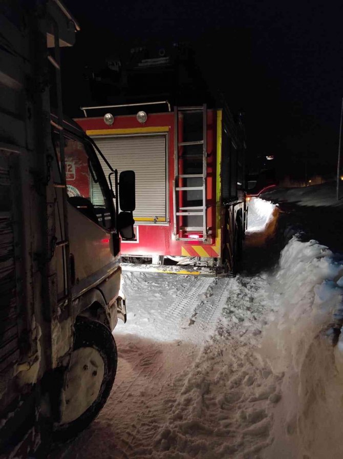 Yolda mahsur kalan vatandaşlar kurtarıldı