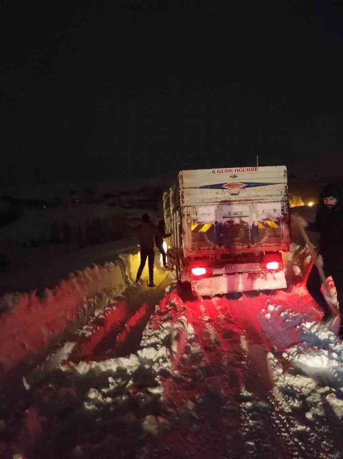 Yolda mahsur kalan vatandaşlar kurtarıldı