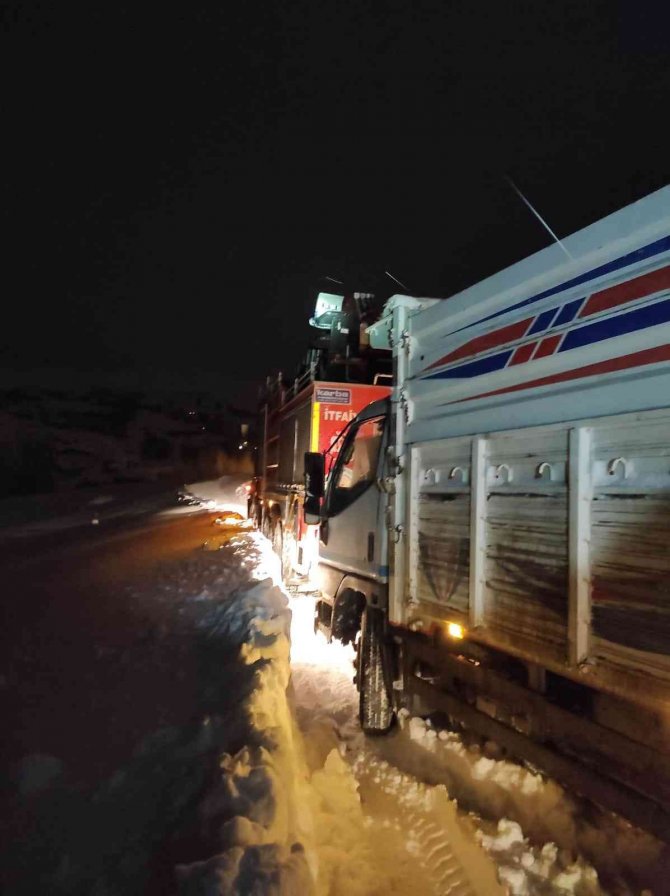 Yolda mahsur kalan vatandaşlar kurtarıldı