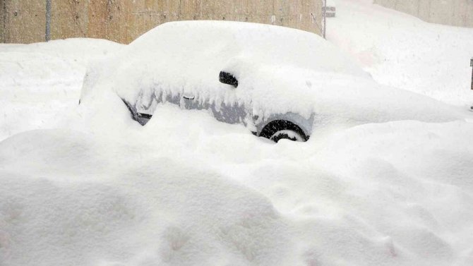 Yüksekova kar hapsinde