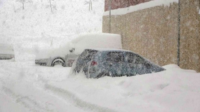Yüksekova kar hapsinde