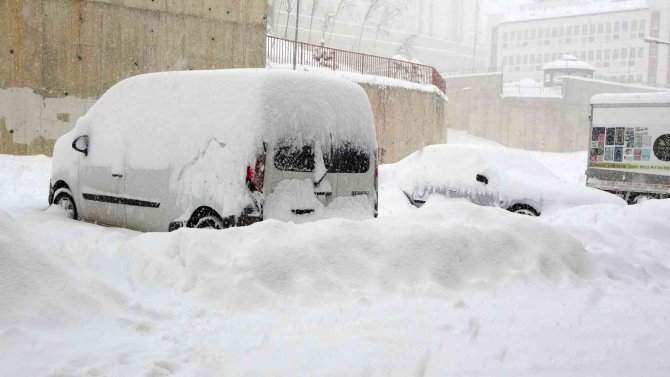 Yüksekova kar hapsinde