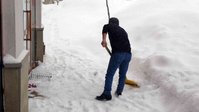 Yüksekova kar hapsinde