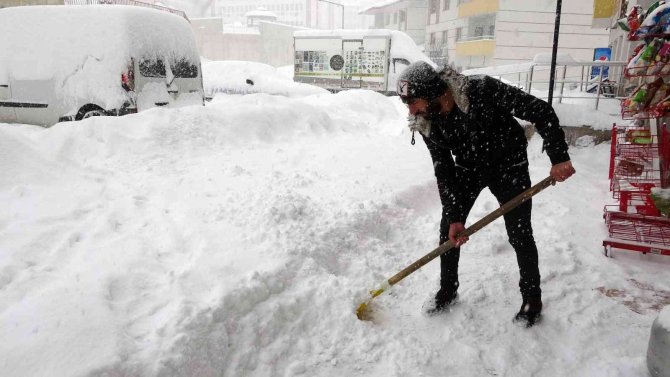 Yüksekova kar hapsinde