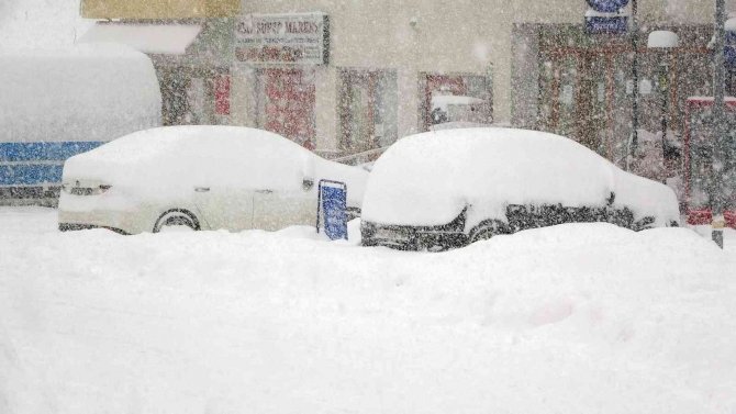 Yüksekova kar hapsinde