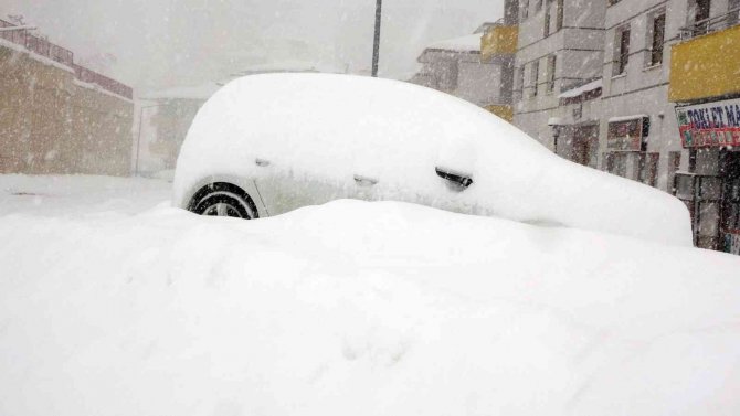 Yüksekova kar hapsinde