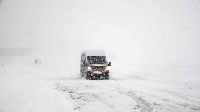 Yüksekova kar hapsinde