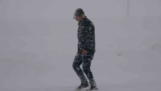 Yüksekova kar hapsinde