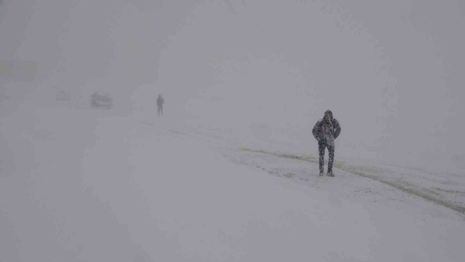 Yüksekova kar hapsinde