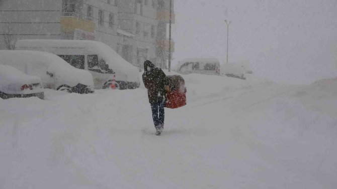 Yüksekova kar hapsinde