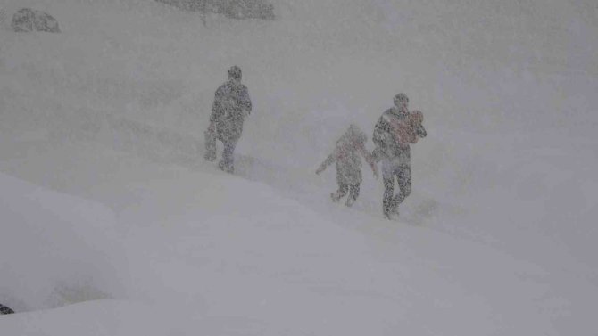 Yüksekova kar hapsinde