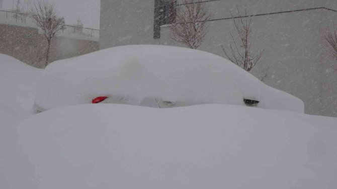 Yüksekova kar hapsinde