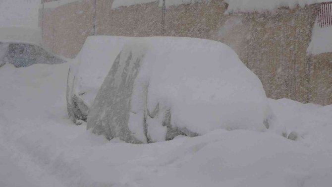 Yüksekova kar hapsinde
