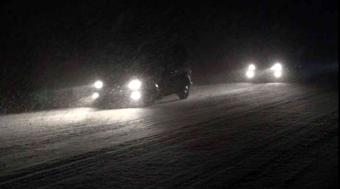 Aksaray-Konya yolunda kar yağışı