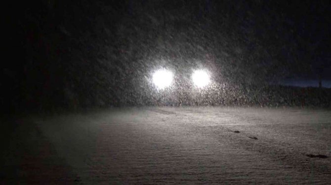 Aksaray-Konya yolunda kar yağışı
