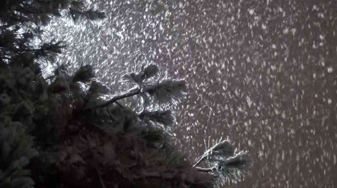 Aksaray-Konya yolunda kar yağışı