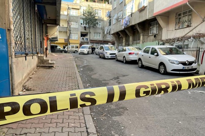 Bir kişi öldürüldü, şüpheli ev arkadaşı aranıyor