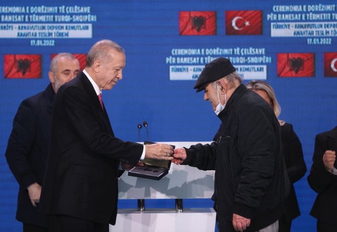 Bakan Kurum: “Arnavutluklu kardeşlerimizin yaralarını sarmak için seferberlik ruhu ile hareket ettik”