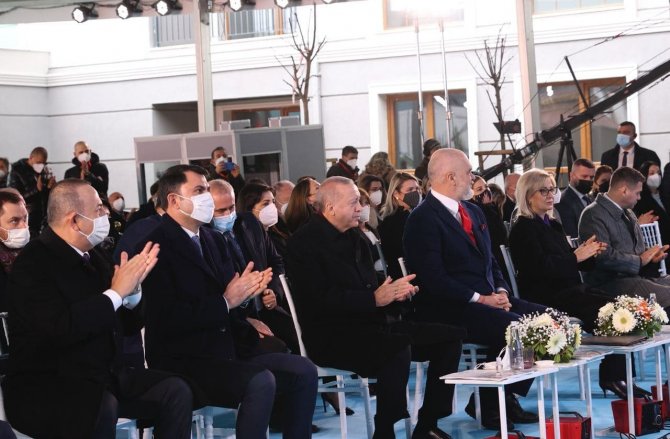 Bakan Kurum: “Arnavutluklu kardeşlerimizin yaralarını sarmak için seferberlik ruhu ile hareket ettik”