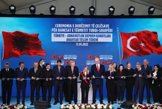 Bakan Kurum: “Arnavutluklu kardeşlerimizin yaralarını sarmak için seferberlik ruhu ile hareket ettik”