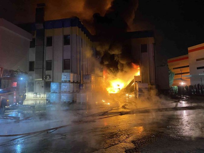 Bursa’da kimya fabrikasında yangın çıktı, patlamalar yaşanıyor