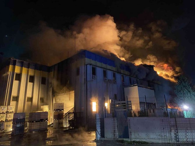 Bursa’da kimya fabrikasında yangın çıktı, patlamalar yaşanıyor
