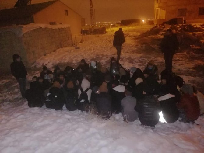 Çamaşır makinesinin arkasına saklanan göçmen böyle yakalandı