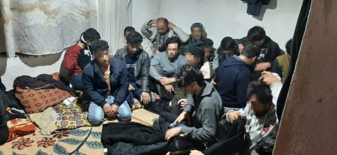 Çamaşır makinesinin arkasına saklanan göçmen böyle yakalandı