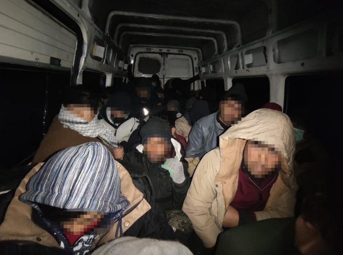 Çamaşır makinesinin arkasına saklanan göçmen böyle yakalandı