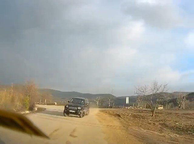 Cipin otomobil ile çarpışmasına metreler kaldı, bu anlar kameralara yansıdı