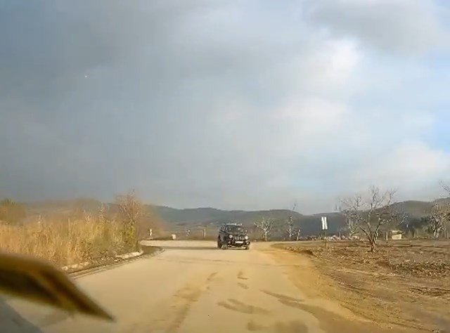 Cipin otomobil ile çarpışmasına metreler kaldı, bu anlar kameralara yansıdı