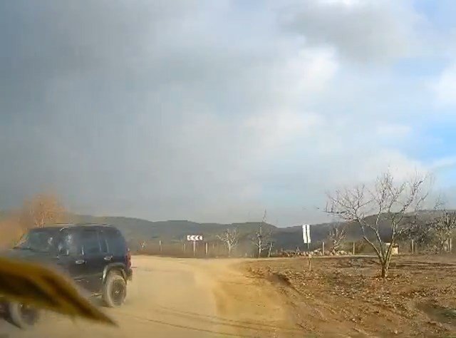 Cipin otomobil ile çarpışmasına metreler kaldı, bu anlar kameralara yansıdı