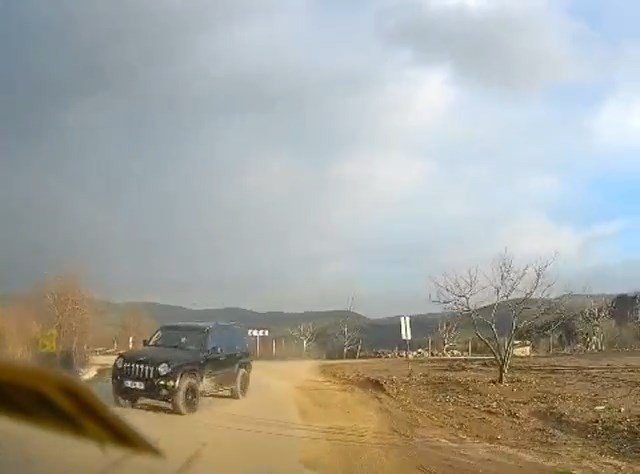 Cipin otomobil ile çarpışmasına metreler kaldı, bu anlar kameralara yansıdı