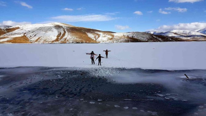 Donan baraj gölünün manzarası kartpostallık görüntü oluşturdu