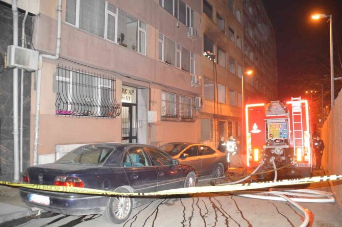 Kullanılmayan binada çıkan yangın vatandaşı sokağa döktü