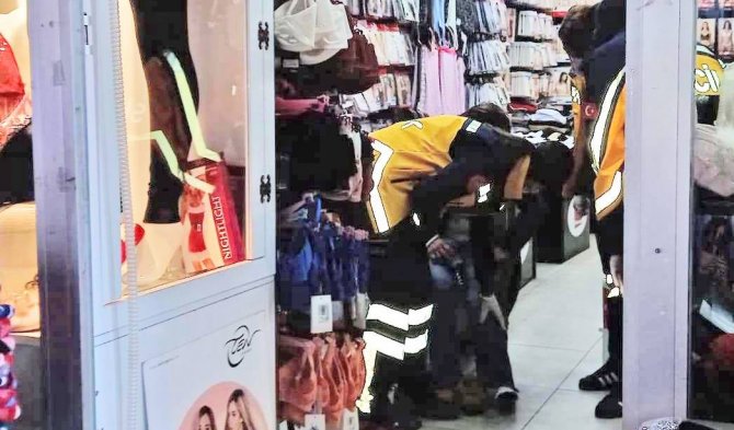 Otomobil yayanın ayağını ezdi