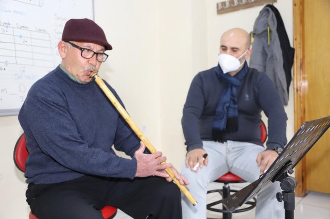 70 yaşında müziğe merak saldı