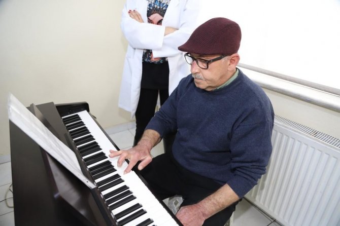 70 yaşında müziğe merak saldı