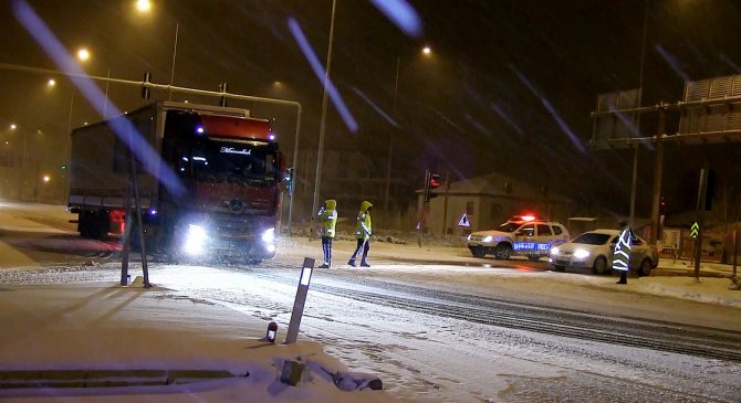 Aksaray-Konya karayolu kar ve tipi nedeniyle ulaşıma kapatıldı