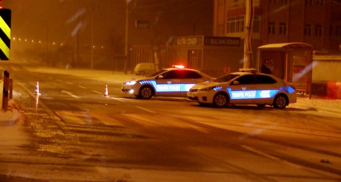 Aksaray-Konya karayolu kar ve tipi nedeniyle ulaşıma kapatıldı