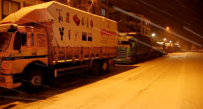 Aksaray-Konya karayolu kar ve tipi nedeniyle ulaşıma kapatıldı